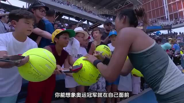 真厉害！郑钦文火爆美国， 连续逆转取胜，美国小球迷疯狂求签名