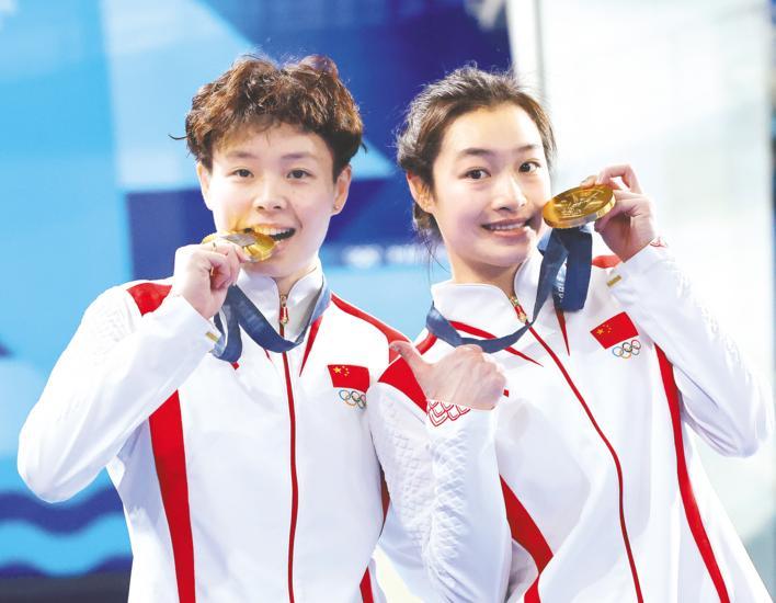 中国跳水队首金！全场观众看嗨了，巴黎奥运会跳水现场